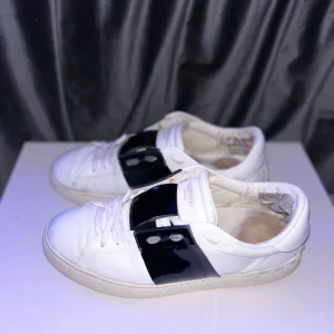 Valentino Open sneakers med svart detalj - Säljer ett par vita Valentino Open sneakers. Nypris ca 7000, mitt pris 1000kr Pris kan diskuteras vid snabb affär. Ganska slitna på insidan och därför så lågt pris men inget man ser vid användning.