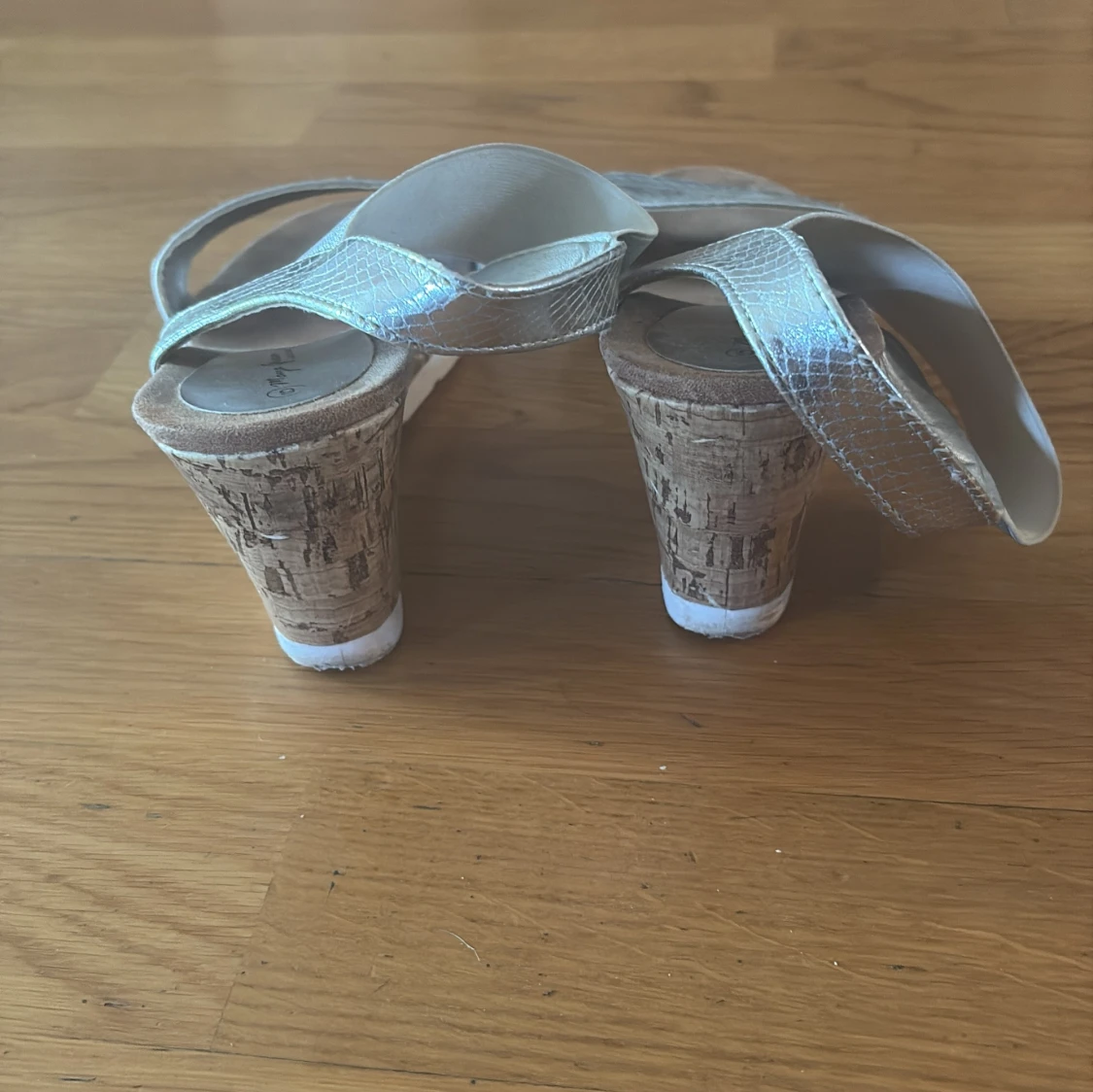 Silvriga sandaler med korkklack - 2