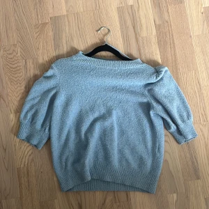 Ljusblå stickad tröja Vero Moda XS - Superfin ljusblå stickad tröja från Vero Moda i storlek XS. Tröjan har kortare ärmar med ribbade muddar och en rund halsringning. Perfekt för dig som gillar en enkel men söt stil. Passar till både jeans och kjol.