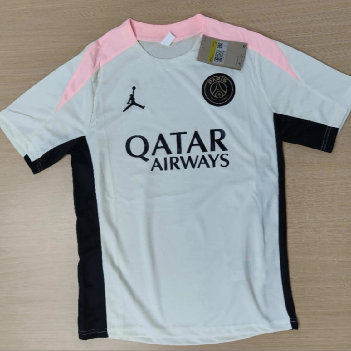 PSG x Jordan fotbollströja och shorts priset kan diskuteras 