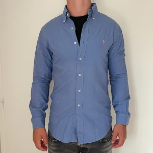 Ralph Lauren skjorta slim fit  - Ralph Lauren | Mycket bra skick | Size - S | Nypris 1600 mitt pris 599 | Hör av dig vid minsta fråga eller fundering📩