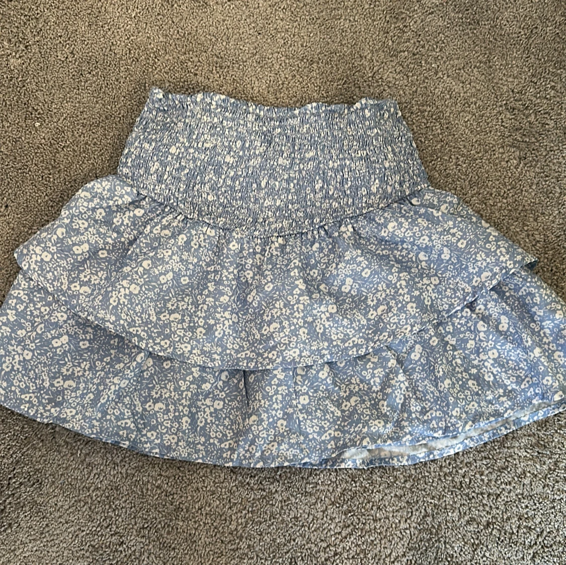 Blå blommig volangkjol