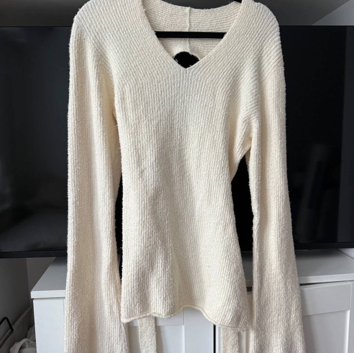 Krämvit stickad omlottkofta med knyt - 1