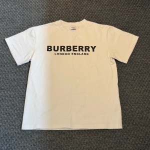 Burberry t shirt  - Burberry t shirt använd fåtal gånger storlek M