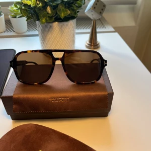 Tom Ford solglasögon  - Tja säljer nu dessa sjukt feta solglasögon från Tom Ford i brunmelerad färg och har mörka linser. Kommer med originalfodral och putsduk. Vid frågor är det bara att höra av sig!