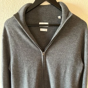 Fullzip || These Glory Days - Tja! Säljer en grå fullzip i merinoull från These Glory Days. Storlek M passar även S. Nypris ca 1200. Hör av er om ni har några frågor!