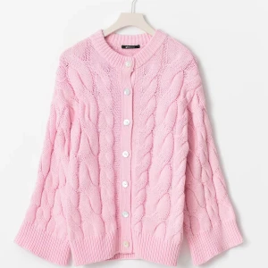 Rosa kabelstickad kofta från Gina Tricot - Supersöt rosa kofta från Gina Tricot med grov kabelstickning och stora knappar framtill. Knappt använd, max 2-3 gånger🩷