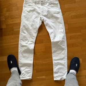 Massimo dutti jeans herr - Ett par vita Massimo dutti jeans i storlek 32/32 riktigt fina jeans och mitt pris är 300kr 