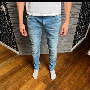 Replay Raky ljusblå jeans herr - Säljer nu dessa otroligt feta Replay jeans | Skick 9/10, inga defekter | Storleken är 33/32 | Priset är inte hugget i sten | Skriv vid frågor!