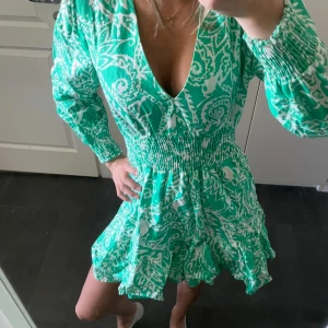 Mönstrad klänning - Säljer denna fina mönstrade klänning från Zara som inte säljs längre.