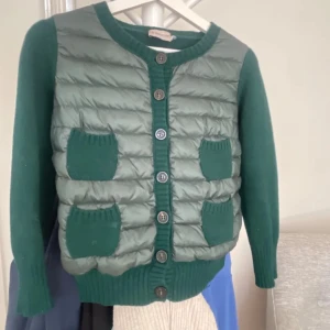 SÖKER!! - SÖKER!!! Är det någon snäll själ som skulle kunna sälja denna denna fina typen av moncler cardigan?💞 helst den gröna men svart/navy blue funkar lika bra❤️köper om priset är 2700 elelr under❤️ 