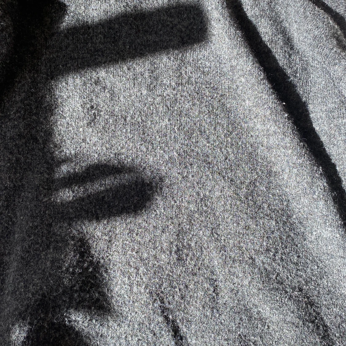 Mörkgrå stickad tröja med pärlor från H&M - 2