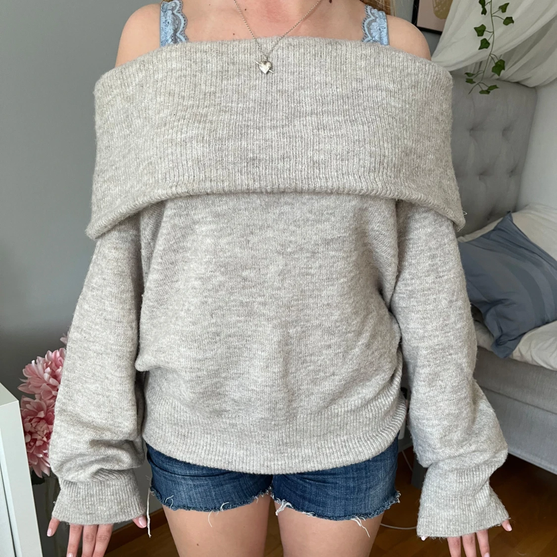 Beige offshoulder stickad tröja - 1