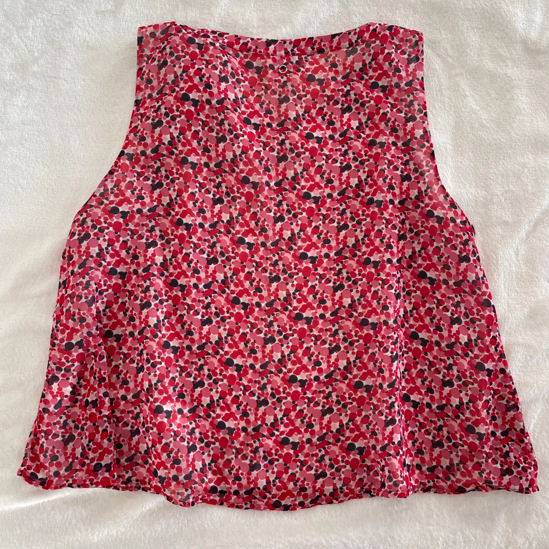 Blommig ärmlös blus med rosett - 1