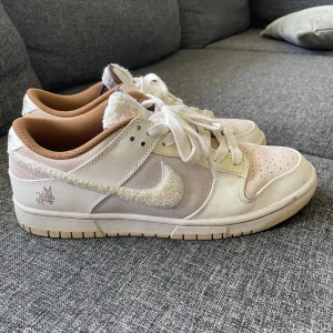 Nike Dunk Low - Year of the Rabbit - Säljer dessa fina, sköna och exklusiva skor i jakt på pengar till studenten. Fina skor som inte används särskilt mycket, storlek 42,5. Ställ frågor, svarar aktivt!