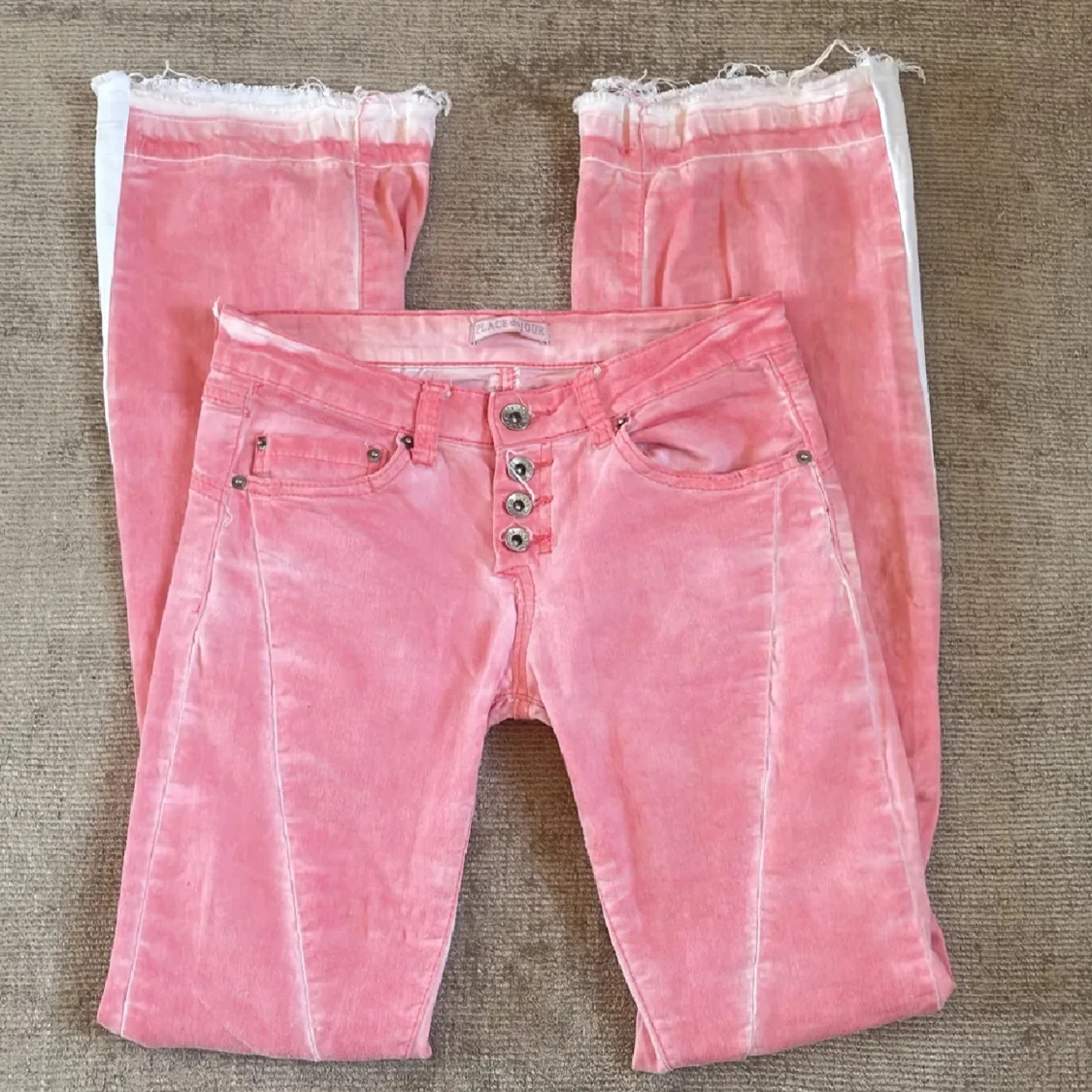 Rosa bootcut jeans med vita paneler från Place du Jour