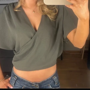 Grön croppad omlottopp - Snygg grön omlottopp från Zara