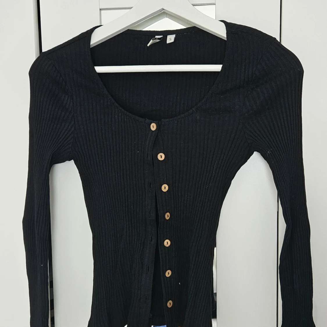 Svart ribbad kofta med träknappar