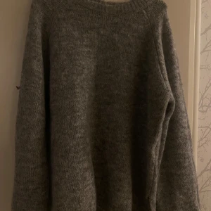 Grå stickad tröja från vero Moda  - Jag säljer en grå stickad tröja från vero Moda i storlek L och den e oanvänd .