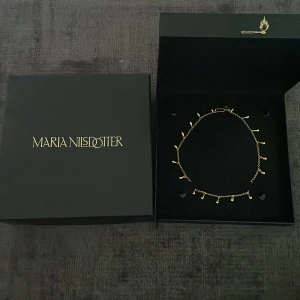 Guldfärgat halsband från Maria Nilsdotter - Säljer mitt älskande Maria Nilsdotter halsband, siren tears. Onesize och nypris 5100kr! Använd 1 gång, skriv för frågor!