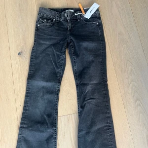 Svarta bootcut jeans från Gina tricot - Säljer ett par svarta bootcut jeans från Gina tricot Young. Aldrig använd med prislappen kvar. Jätte coola fickor baktill. Jeansen har en något utsvängd passform nertill och normalhög midja. Perfekta för dig som gillar en tidlös stil.