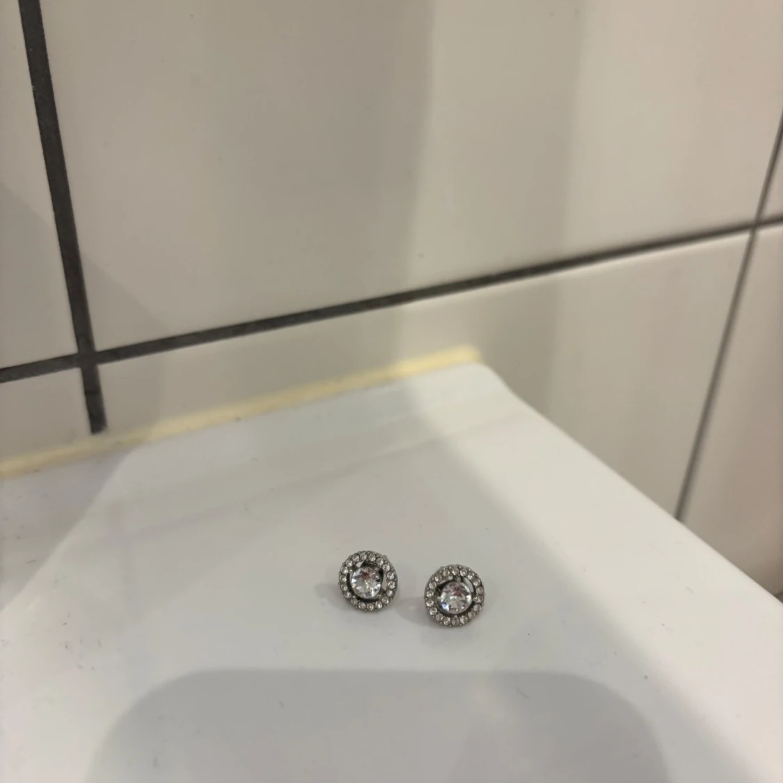 Silverfärgade örhängen från lily and Rose  - 2