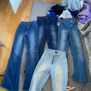 Blå bootcut jeans - Säljer 4 par klassiska blå bootcut jeans med hög midja. Jeansen har en snygg tvätt och sitter tajt upptill med utsvängda ben. Perfekta för dig som gillar en retroinspirerad look. Ett par för 150 alla för 400 alla är i storlek 27 dom formar kroppen jätte fint 