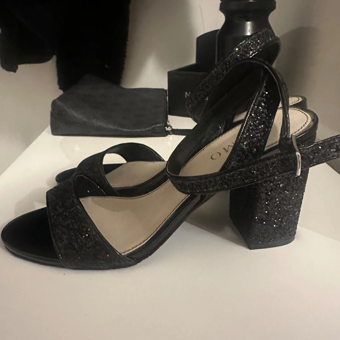 Svartglittriga tiamo klackeskor - 1
