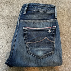 Blå jeans från Jacob Cohën - Skick: 9/10, riktigt sköna fades - Storlek: 29 - Langd:94cm Midja:37cm ben:16cm - modell 688 limited, exemplar 9 av 353 - Nypris: 6000 kr+