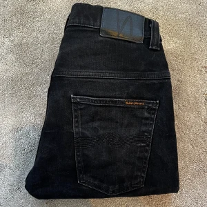 Svarta jeans från nudie - Skick: 8/10, några sköna slitningar - Storlek: W30 L28 - Nypris: 2000 kr+