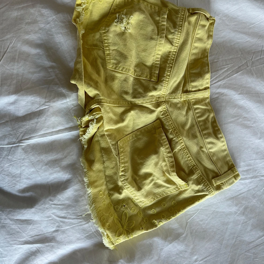 Gula jeansshorts med fransar och broderi - 1