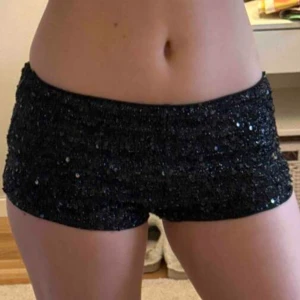 Glittershorts - !Lånad bild! Så snygga glittershorts i storlek M. Som tyvärr är för små för mig därav lånad bild. Shortsen är endast provad och har lappen kvar🩷