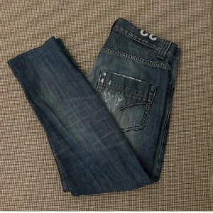 Dondup Jeans - Dondup jeans modell Jar storlek W32. Slim fit. Snygga jeans me slitningar nypris 3000 kr +.Säljer för 679 går att diskuteras vid snabb affär. Mycket bra skick inga defekter 9/10. För fler och bättre bilder är det bara att skriva !!!