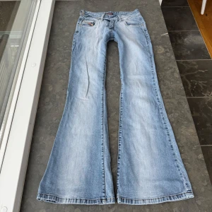 Lågmidjade jeans  - Så fina jeans som tyvärr inte passar mig och har därför ingen bild på! Midjemått tvärsöver: 36cm+lite stretch Midjehöjd: 22cm Inerbens längd: 79-80cm💕