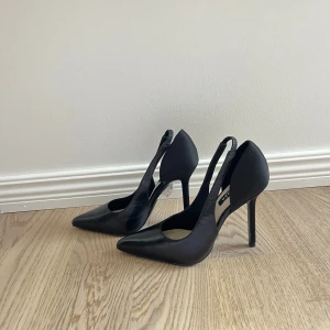 Pumps  - Svarta pumps klackskor i äkta läder från Tiger of Sweden. Endast testade men aldrig använda. Skickas i originalförpackningen, köpta för 1999kr. 