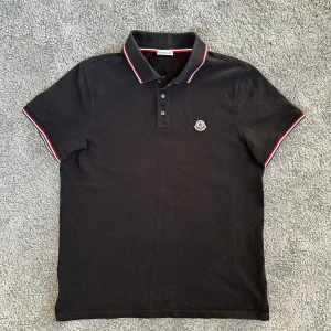 Moncler piké - •9/10 skick •Storlek - L📏 •Fraktar - inom 24h📦 LID004