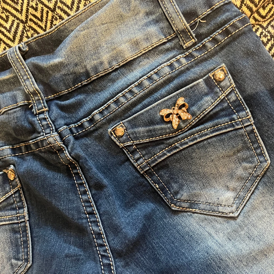 Blå bootcut jeans med slitningar och rosettdetalj - 2