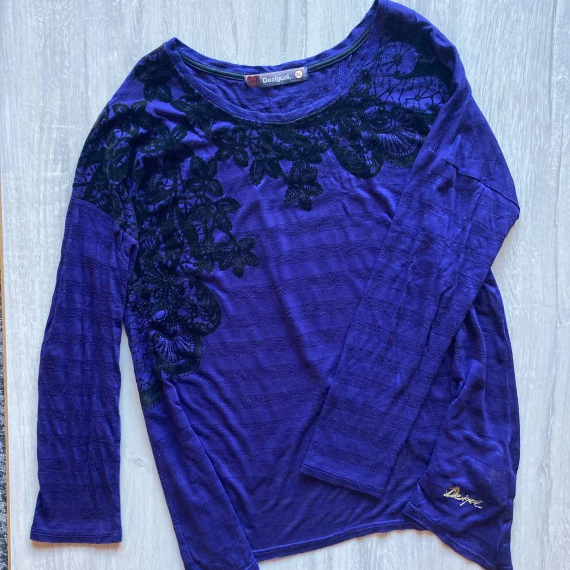 Lila långärmad topp från Desigual med spetsdetaljer