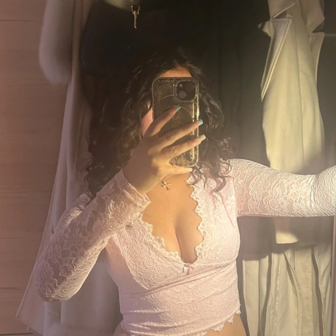 Ljusrosa omlottopp i spets