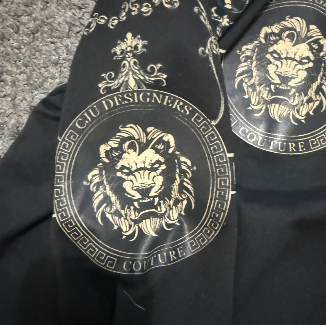 Svart långärmad tröja med lejontryck från Parotti - 2