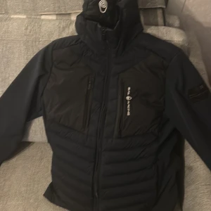 Svart dunjacka från sailracing - Säljer min sailracing jacka köpt för en månad sen för 3500 knappt använd och är jätte bekväm och ha på sig 