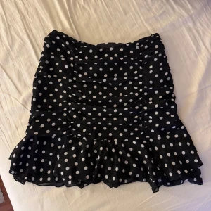 Gullig minikjol - Gullig prickig minikjol i mesh tyg och volanger längst ner från NA-KD i strl 38! Köpt för ca två år sen och finns därför inte kvar på hemsidan, aldrig använd!! (Nypris 349:-)💕