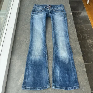 Lågmidjade jeans y2k - Så snygga jeans som tyvärr inte passar mig och har därför ingen bild på! Midjemått tvärsöver: 38cm Midjehöjd: 16-17cm Inerbens längd: 77-78cm💕