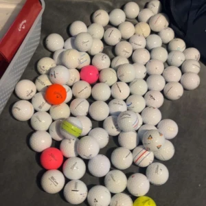 Stort parti golfbollar i blandade färger - Säljer ett stort parti golfbollar i olika märken och färger. De flesta är vita men några är neonfärgade i gult, orange och rosa. Perfekt för dig som vill fylla på golfbagen med många bollar till bra pris.