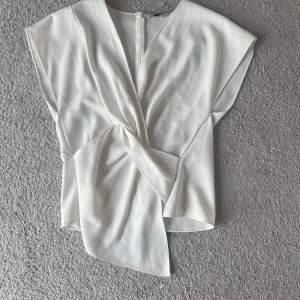 Vit blus med asymmetrisk detalj - Populär Zara blus 