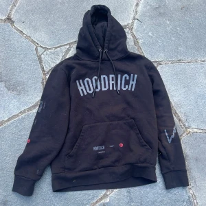 Hoodrich tröja - Säljer en svart hoodrich tröja då jag aldrig använder den, använt den max 5 gånger sen jag skaffade den. Pris går att diskuteras!