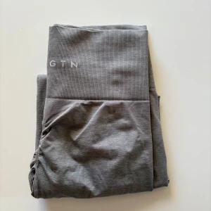 Tights från NVGTN - Tights med scrunch från Nvgtn i stl s. Väldigt lite använda så i fint skick!