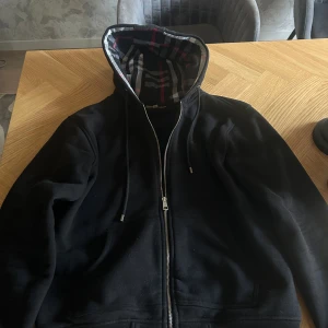 Svart hoodie med dragkedja från Burberry - Säljer min svarta Burberry hoodie. Den är i bra skick