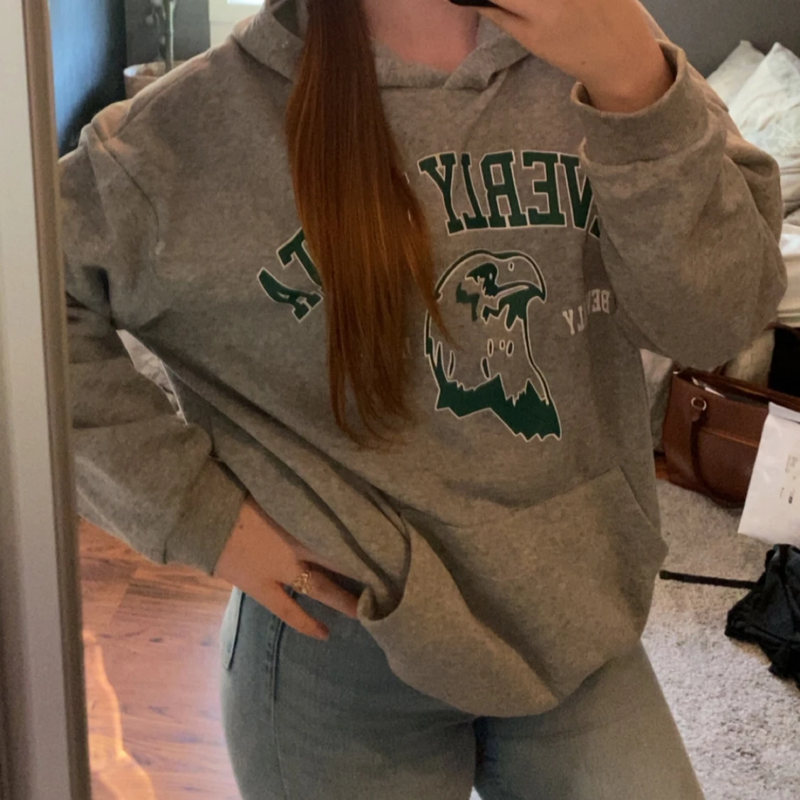 Grå hoodie med grönt tryck från Beverly - 1