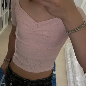 Ljusrosa topp med broderade hål från Oh My Kids - Söt ljusrosa topp med rynk, perfekt till sommaren.  Oanvänd. Modellen är 12 år och 153cm. 